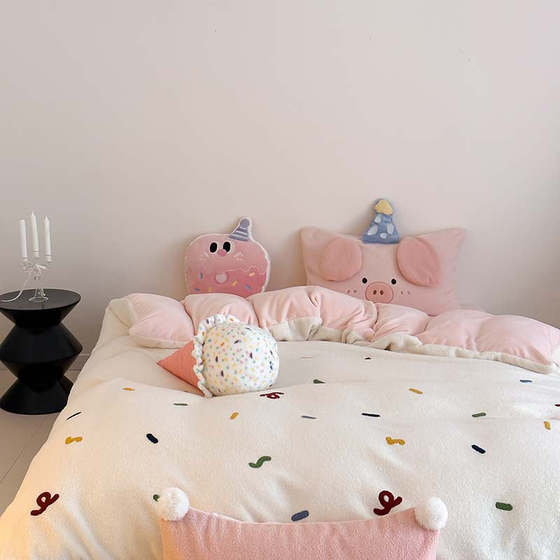 Kinderbettwäsche-Set mit gestickten Wolken & Kuschelkissen