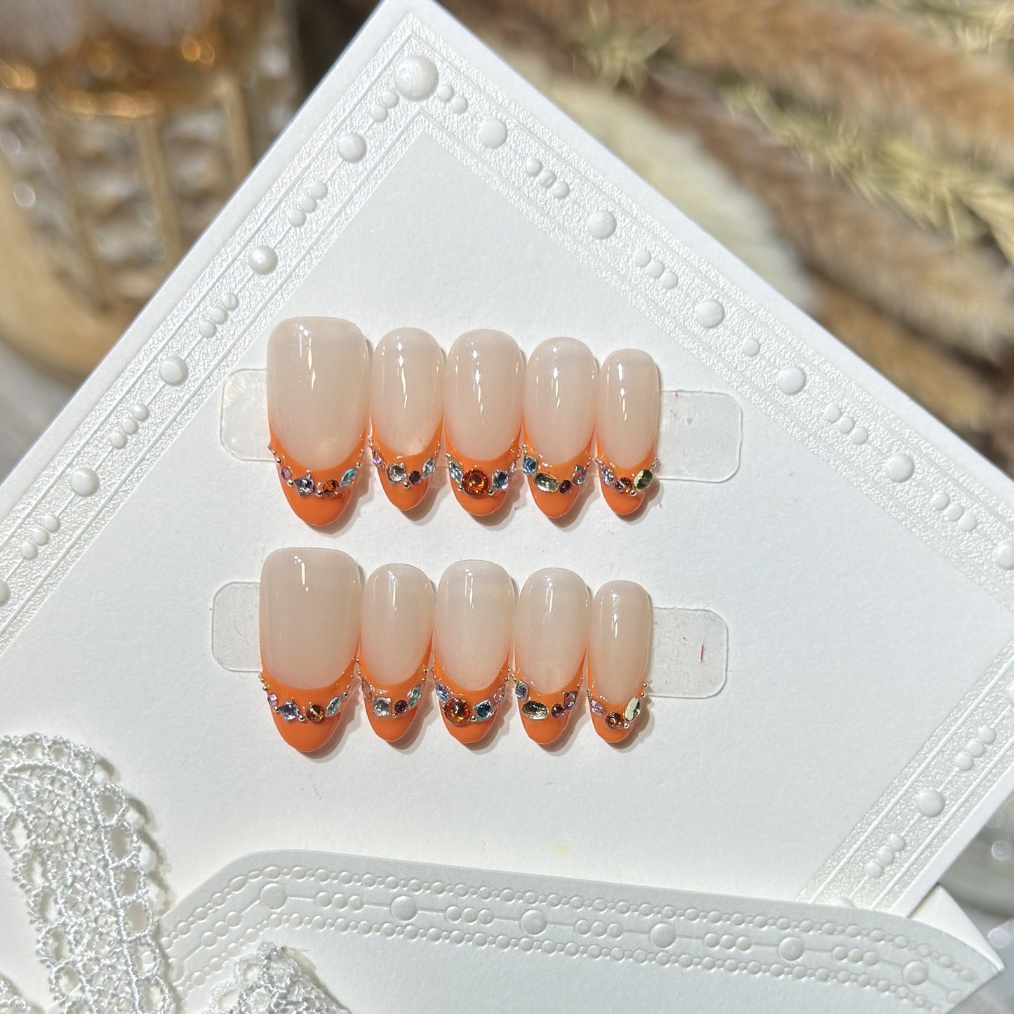 Dekorativer Press-On-Nagelset mit Rhinstein-Akzenten Brehn