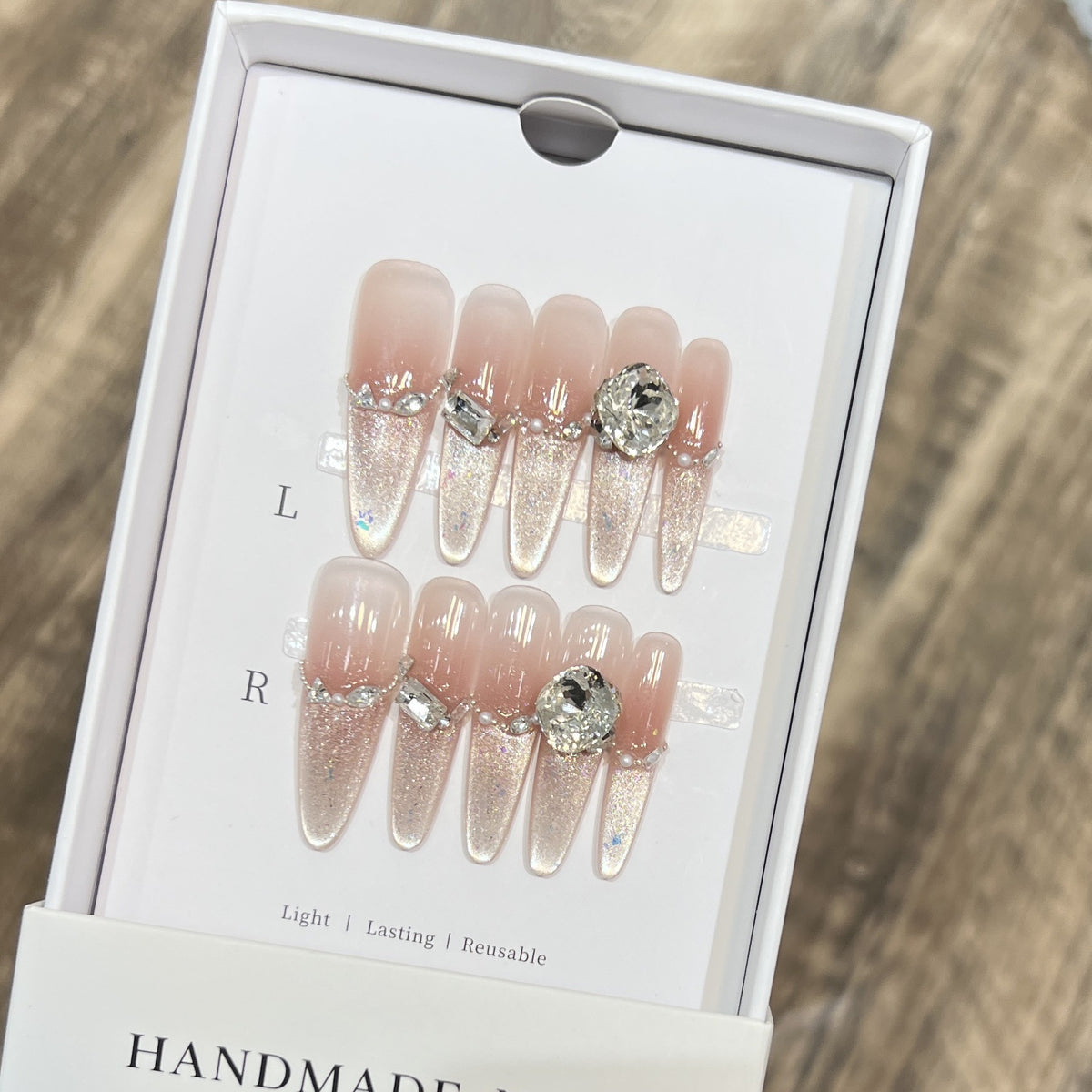Dekorativer Stiletto Press-On Nagelkunstset mit Strassdetails Brehn