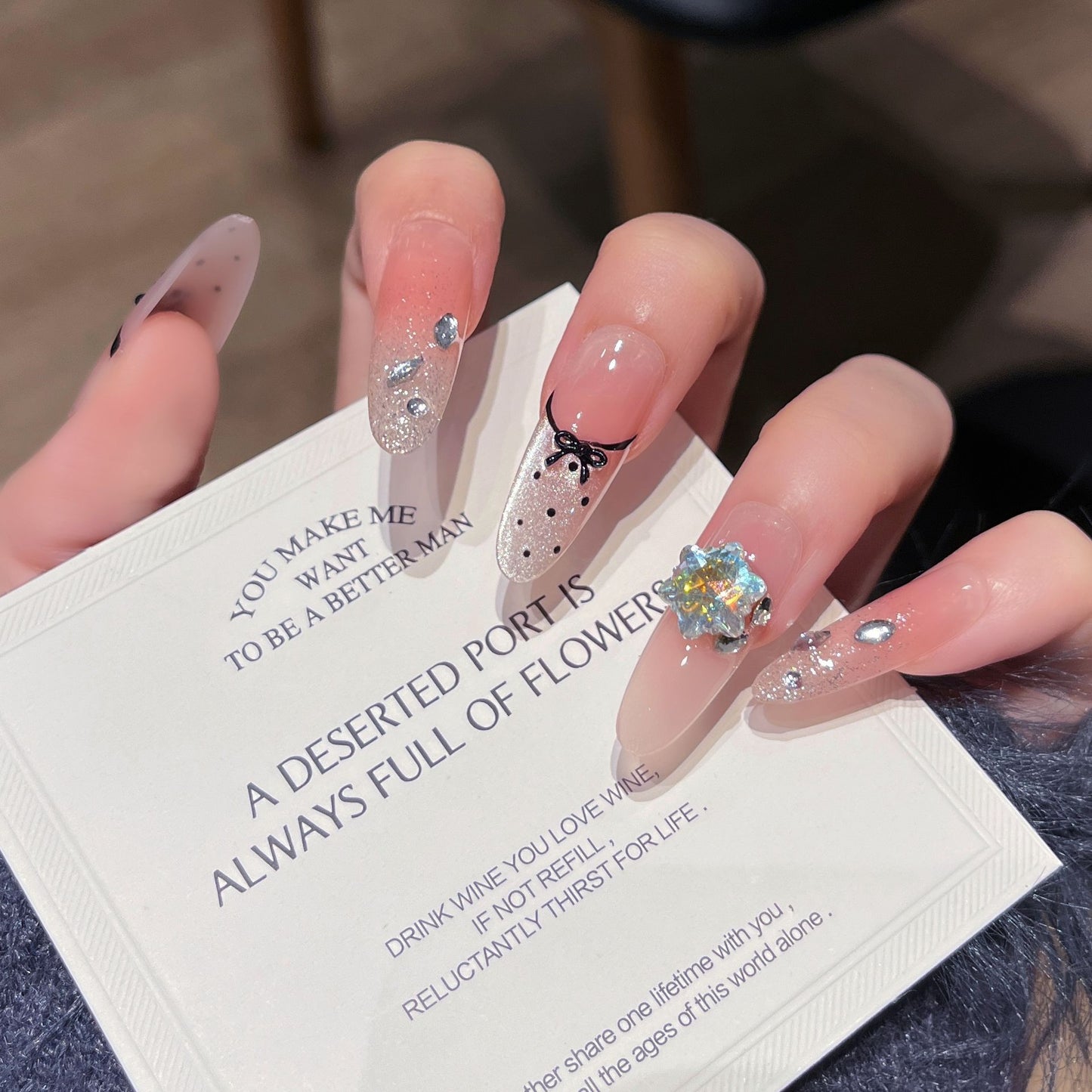 Dekoratives, mit Kristallen verziertes Press-On Nail Set Brehn
