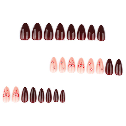 Kunstvolle Nagelkunst mit eleganten Schleifen und Strassverzierungen Brehn