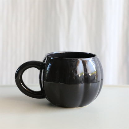 Keramikbecher mit ergonomischem Griff und geriffelter Ballonform