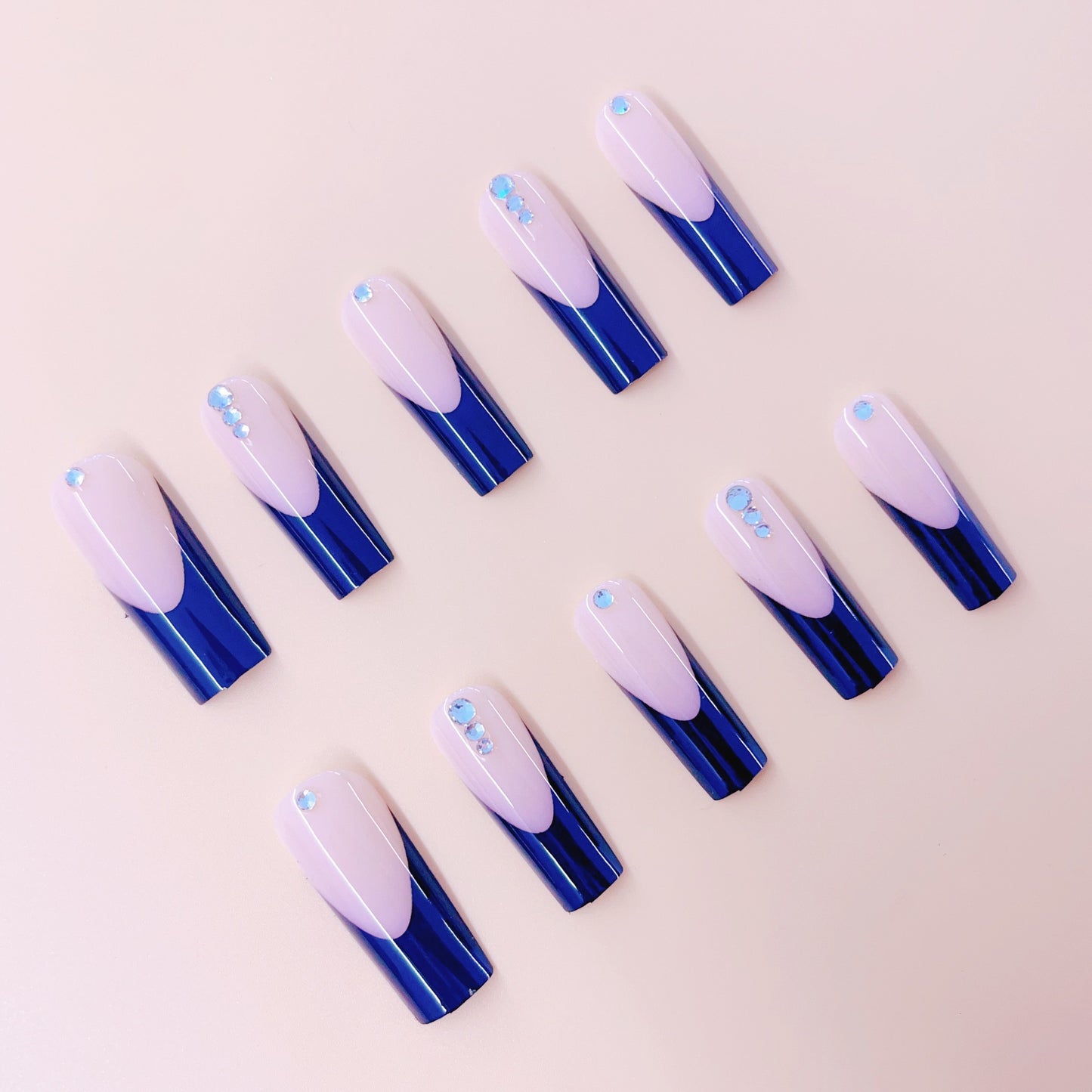 Kunstnagelset mit modernem Glamour und luxuriösen 3D-Akzenten Brehn