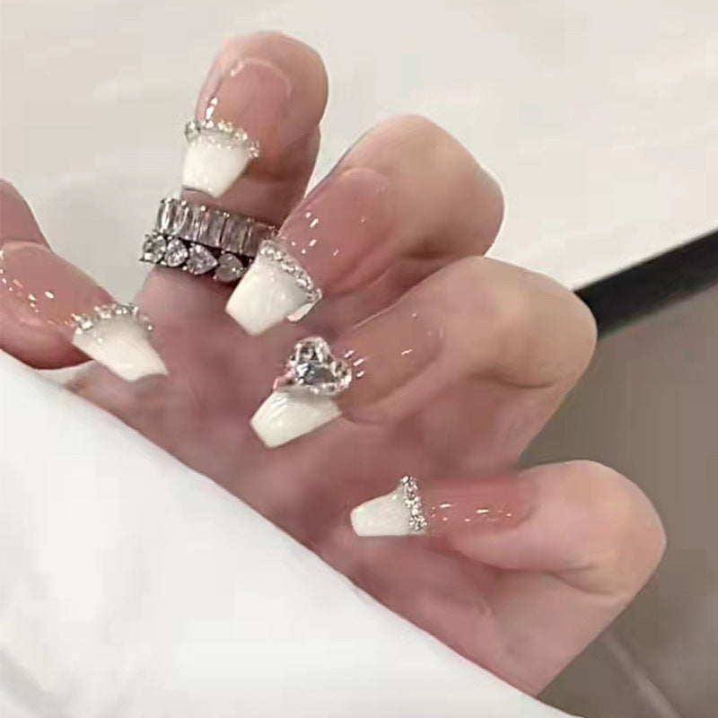 Glamouröse Kunstnägel mit Strass und eleganten Konturen Brehn