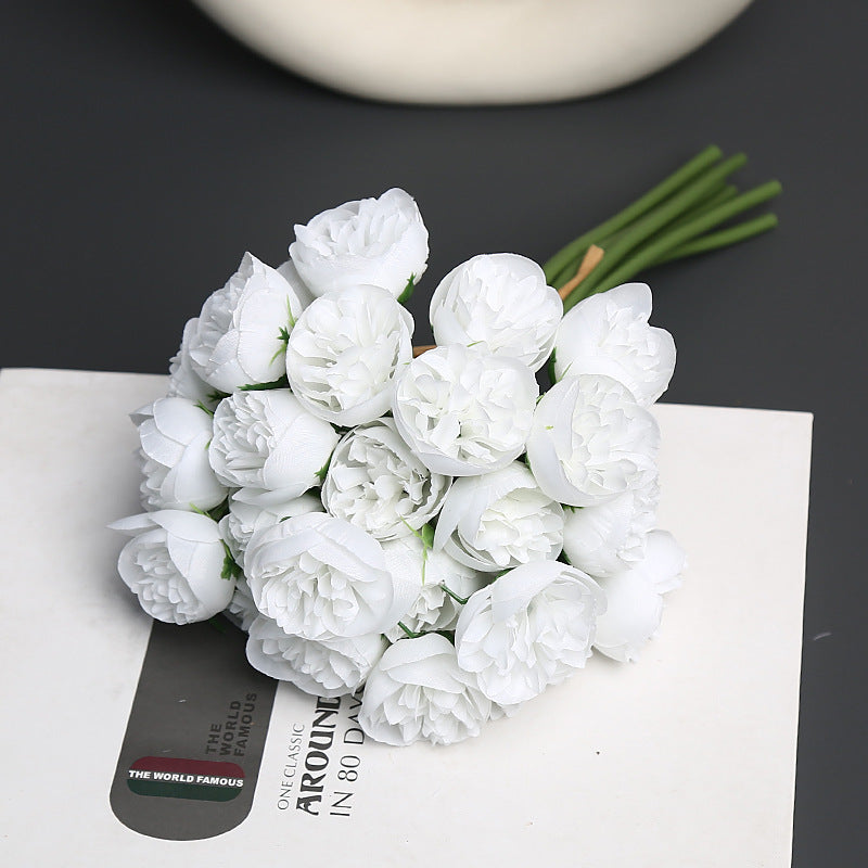Realistischer Kunstblumenstrauß