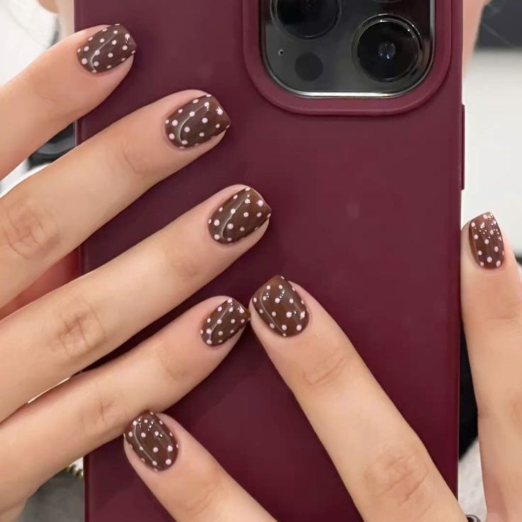 Kunstnagelset mit stilvollen Schokoladenflecken und eleganten Punkten Brehn