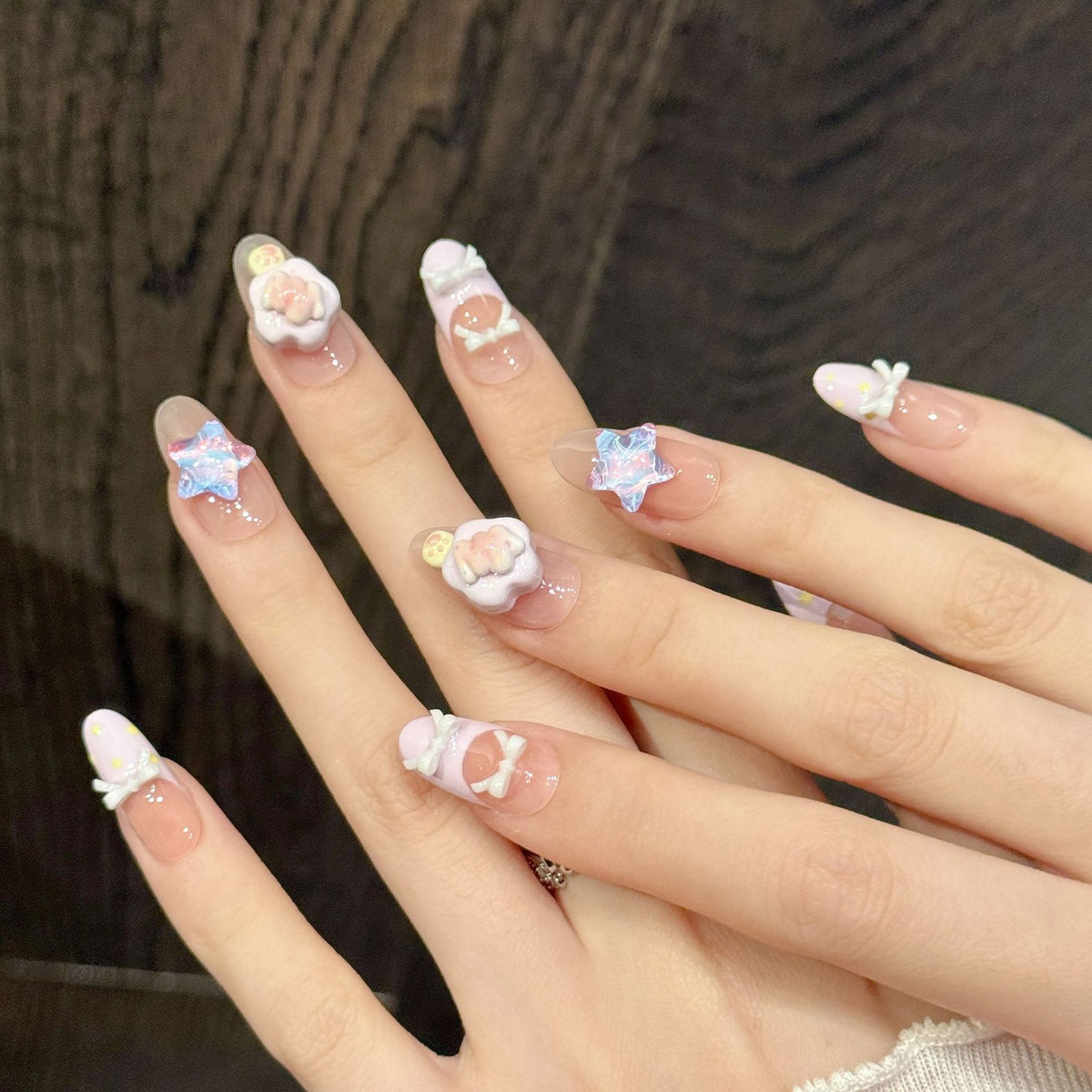 Dekorative Press-On Nagelkunst mit 3D-Elementen