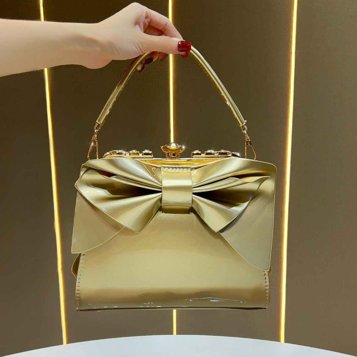 Elegante Handtasche mit Bogenakzent