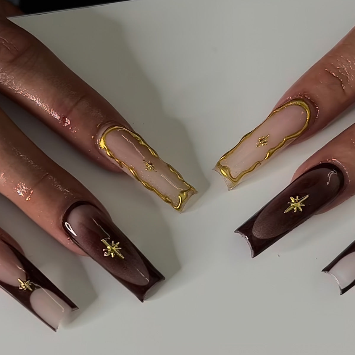Künstlerische Lange Press-On Nagelkunstverlängerungen mit Goldverzierungen Brehn