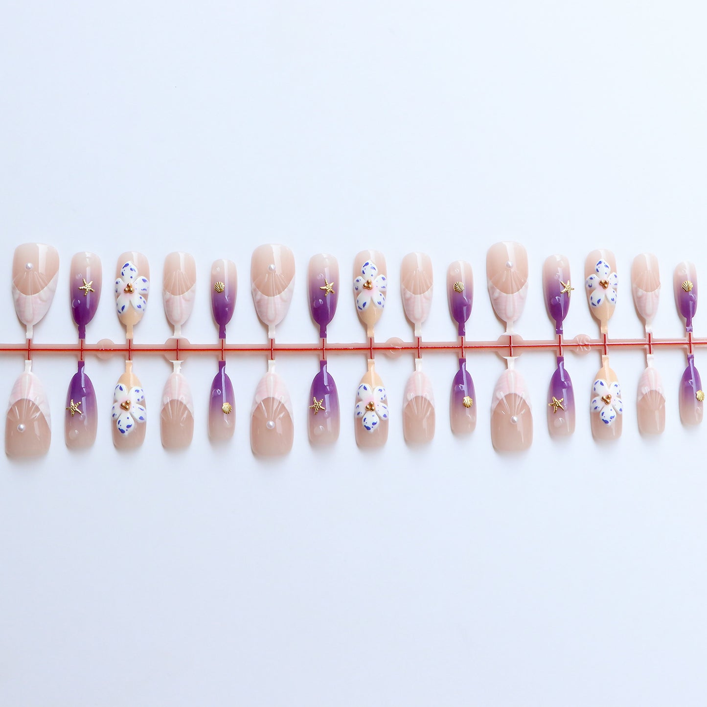 Dekoratives Press-On Nagelkunst Set mit floralen und ozeanischen Themen Brehn