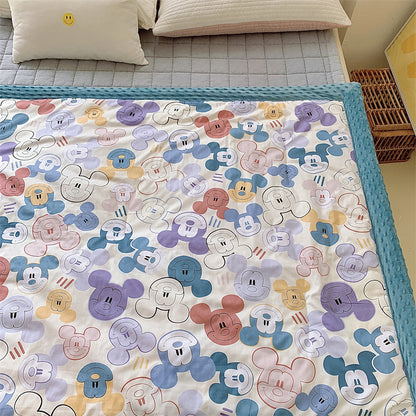 Kinder-Steppdecke mit buntem Dinosaurier-Print und weicher Minky-Borte