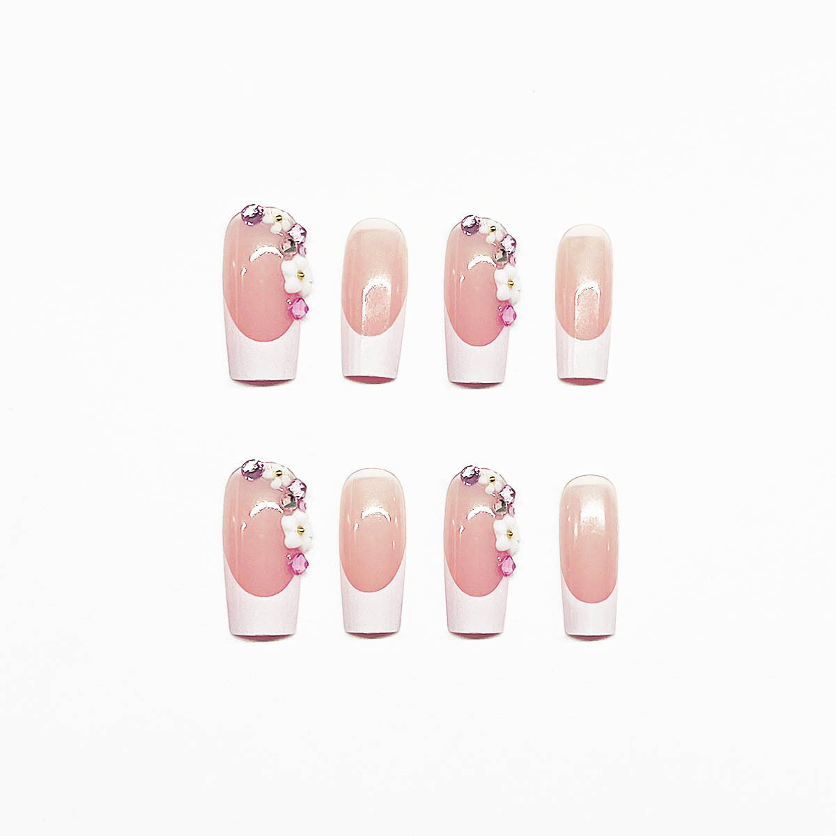 Kunstnagelset mit eleganten Blumendekoren und transparentem Finish Brehn