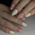 Kreatives Kunstnagelset mit floralen Akzenten und Glitzer Brehn
