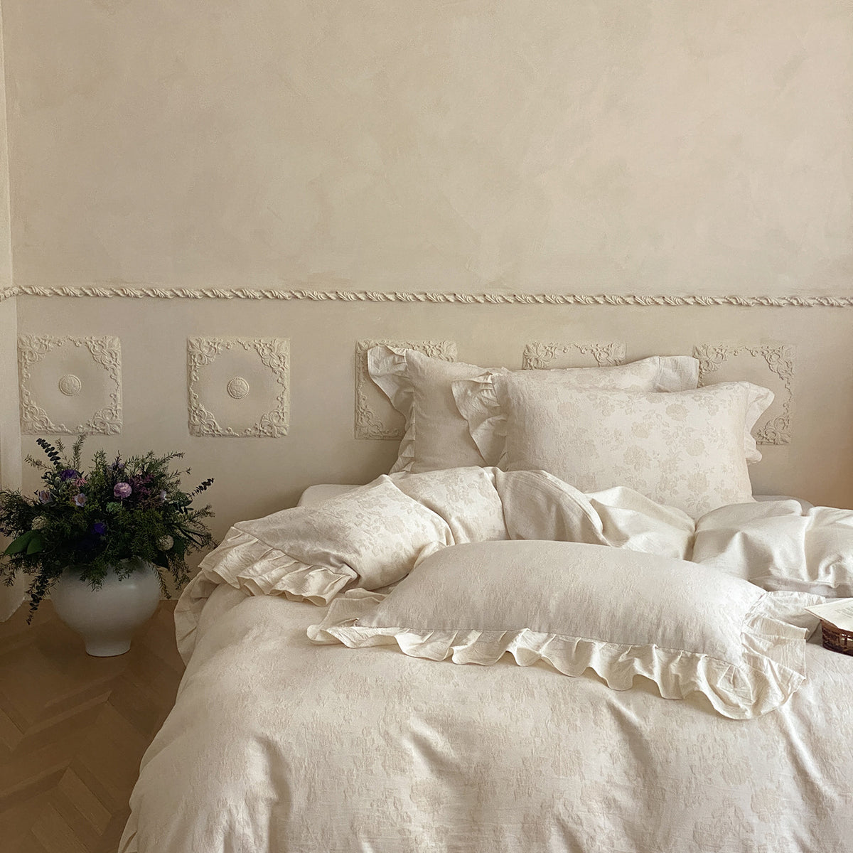 Naturlinien Rüsch Bettwäsche Ensemble mit Jacquard Matelassé Bettdeckenbezug & Rüschenkissenbezügen