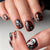 Kunstnagelset mit gruseligem Totenkopf-Design und floralen Akzenten Brehn