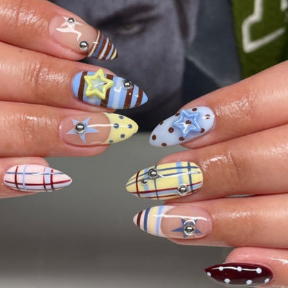 Dekorative Stiletto Nagelkunst mit Sternakzenten Brehn