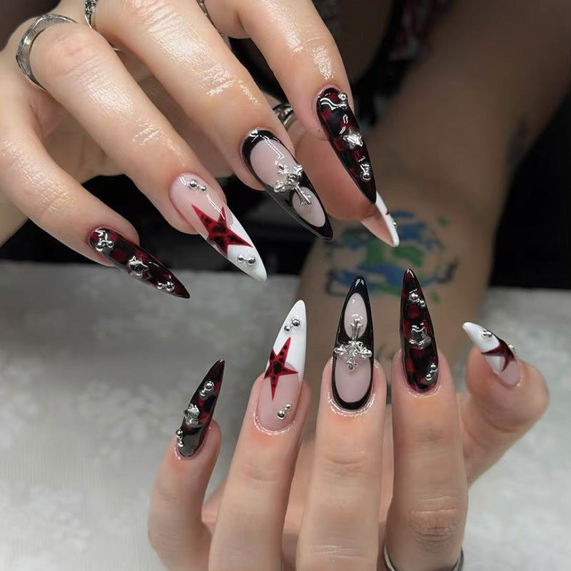 Künstlerische Stiletto-Nagelverlängerungen mit Schmuckakzenten Brehn