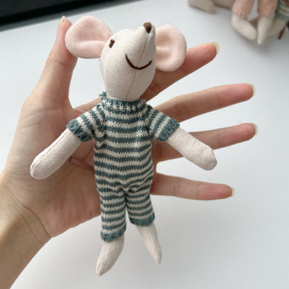 Handgefertigte Bio-Baumwolle Hasenpuppe mit Leinenjacke und karierten Shorts
