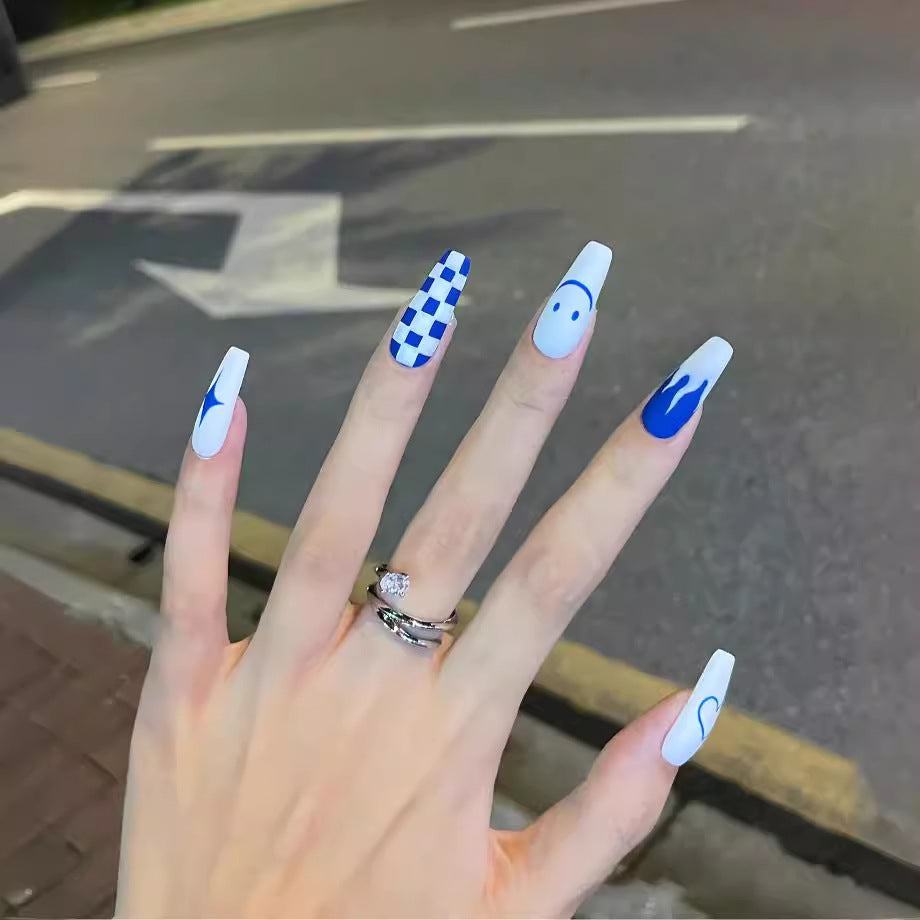 Kunstnagelset mit kreativem geometrischen Design Brehn