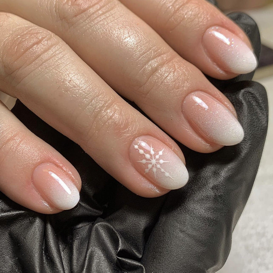 Kunstvolle Nagelverlängerungen mit Glitzer- und Schneeflockendesign Brehn