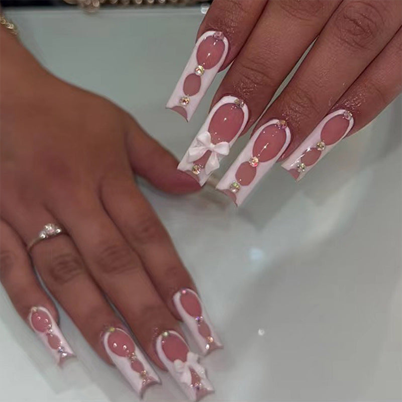 Elegante und kunstvolle Nagelkunst mit Strass-Details Brehn