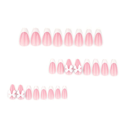 Kunstvolle Nageldesigns mit eleganten Spitzen und zarten Bogenmotiven Brehn