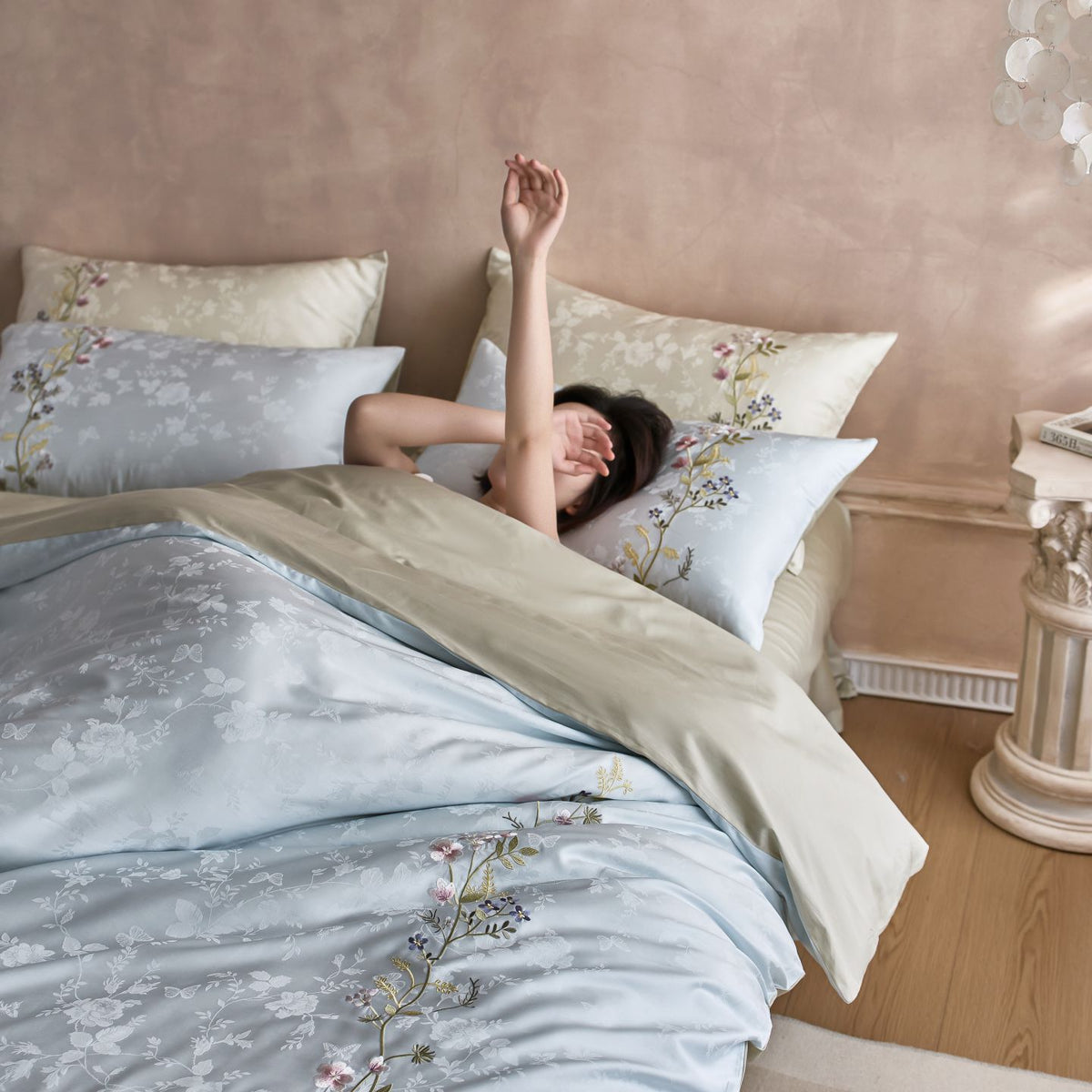 Satin-Bettbezug-Set mit feiner Blumenstickerei und Jacquardstruktur