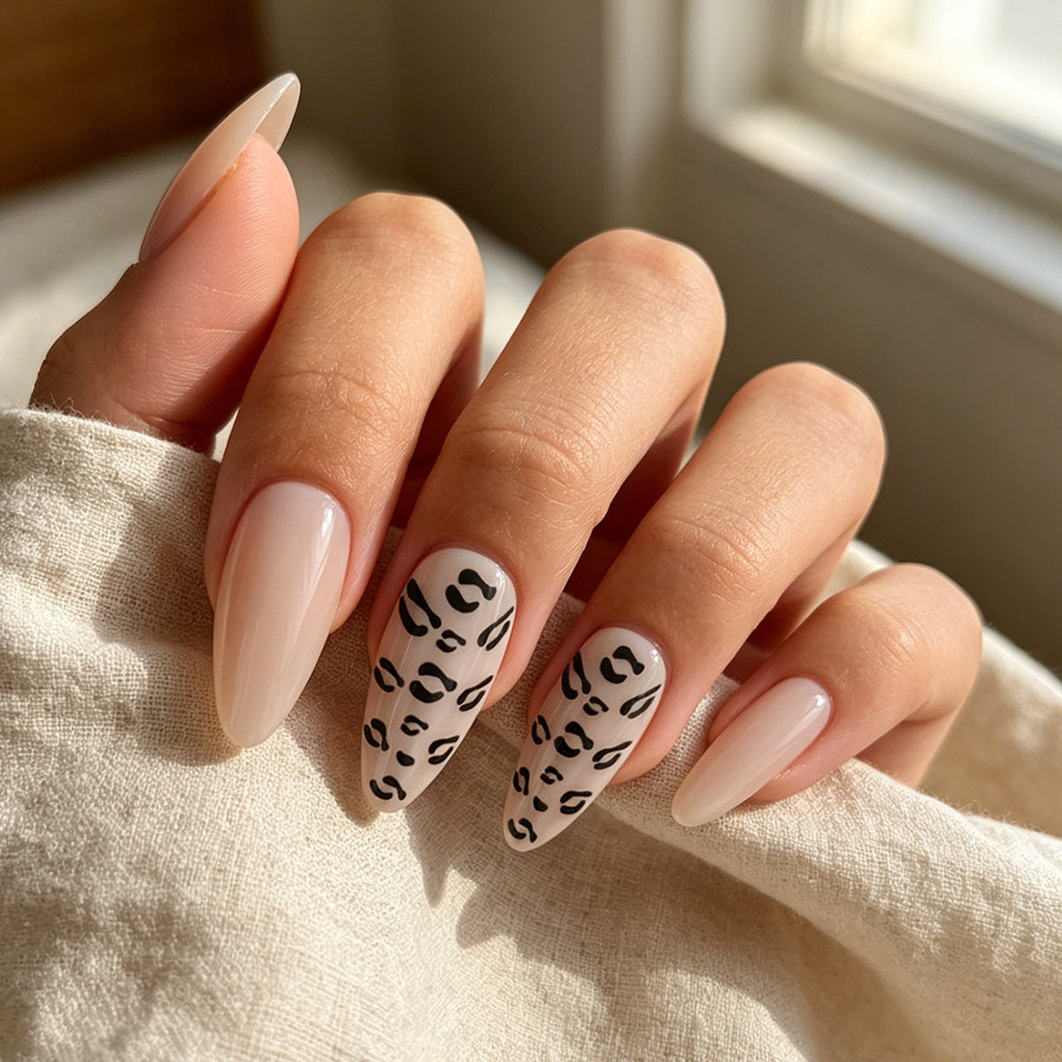 Elegante Stiletto-Press-On-Nägel mit Tierdruck-Design Brehn