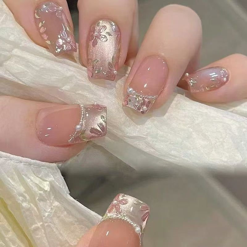 Kunstnagel Set mit floralen Akzenten Brehn