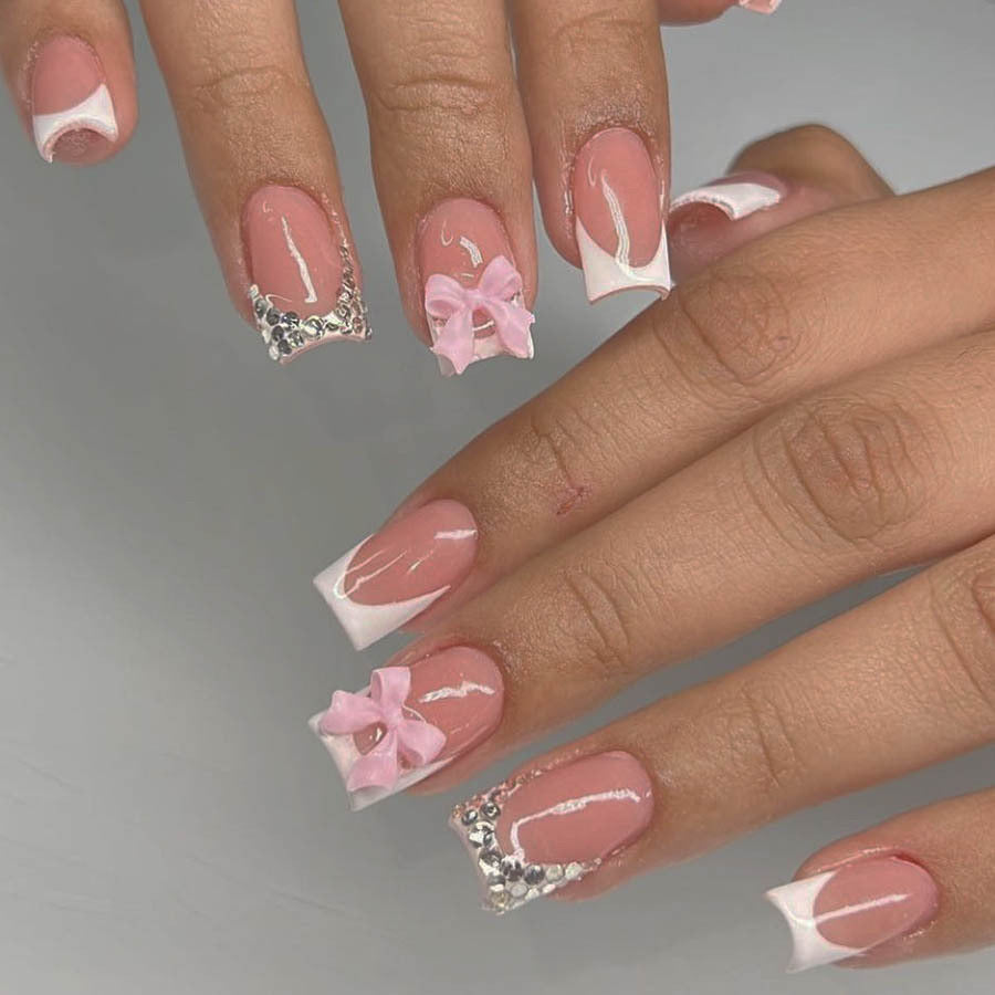 Kunstnagelset mit eleganten Details und 3D-Verzierungen Brehn