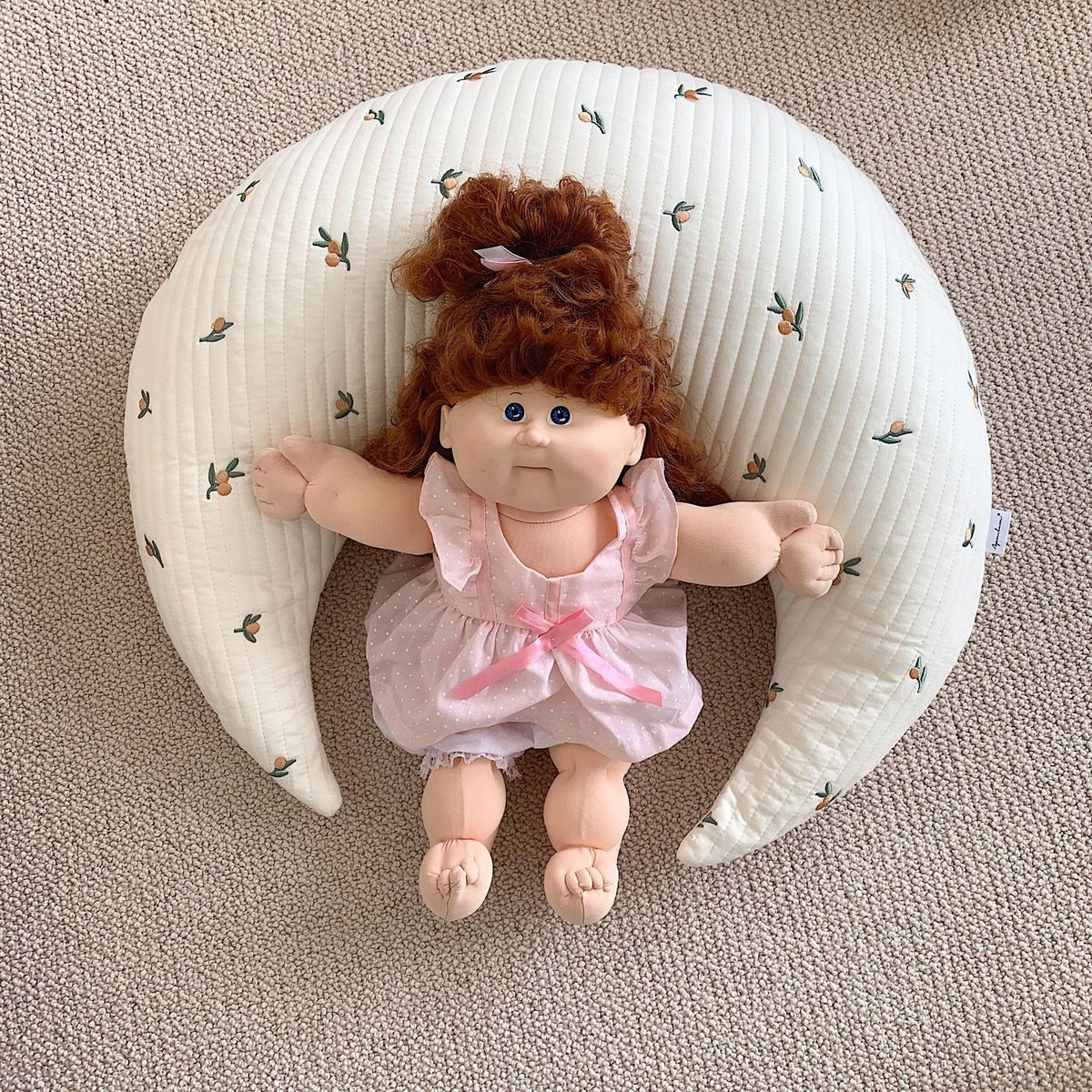 Mondförmiges Baby-Nackenstützkissen mit gestepptem Bezug und Teddystickerei