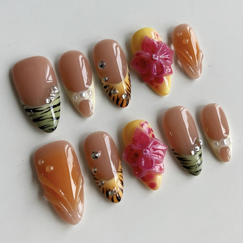Kunstvolle Stiletto-Nägel mit buntem Blüten-Design und Glitzer Brehn