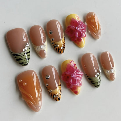 Kunstvolle Stiletto-Nägel mit buntem Blüten-Design und Glitzer Brehn