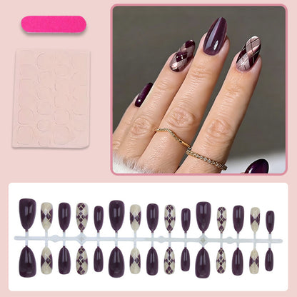 Kunstnagelset mit stilvollen geometrischen und eleganten Akzenten Brehn
