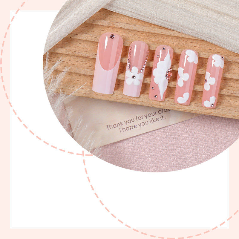 Kunstnagelset mit zarten Blumen- und Glitzerdetails Brehn