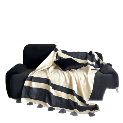 Wohndecke mit Tasseln und breitem Streifenmuster