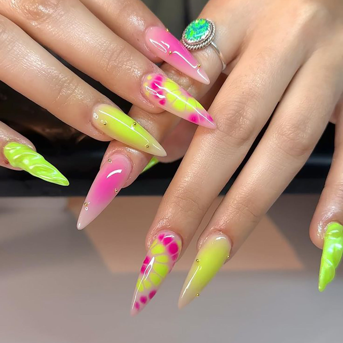 Künstlerische Neon-Stiletto-Press-On-Nägel Brehn