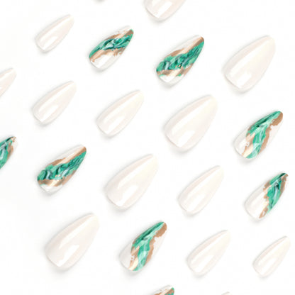 Kunstvolle Nagelverlängerungen mit elegantem marmoriertem Design Brehn