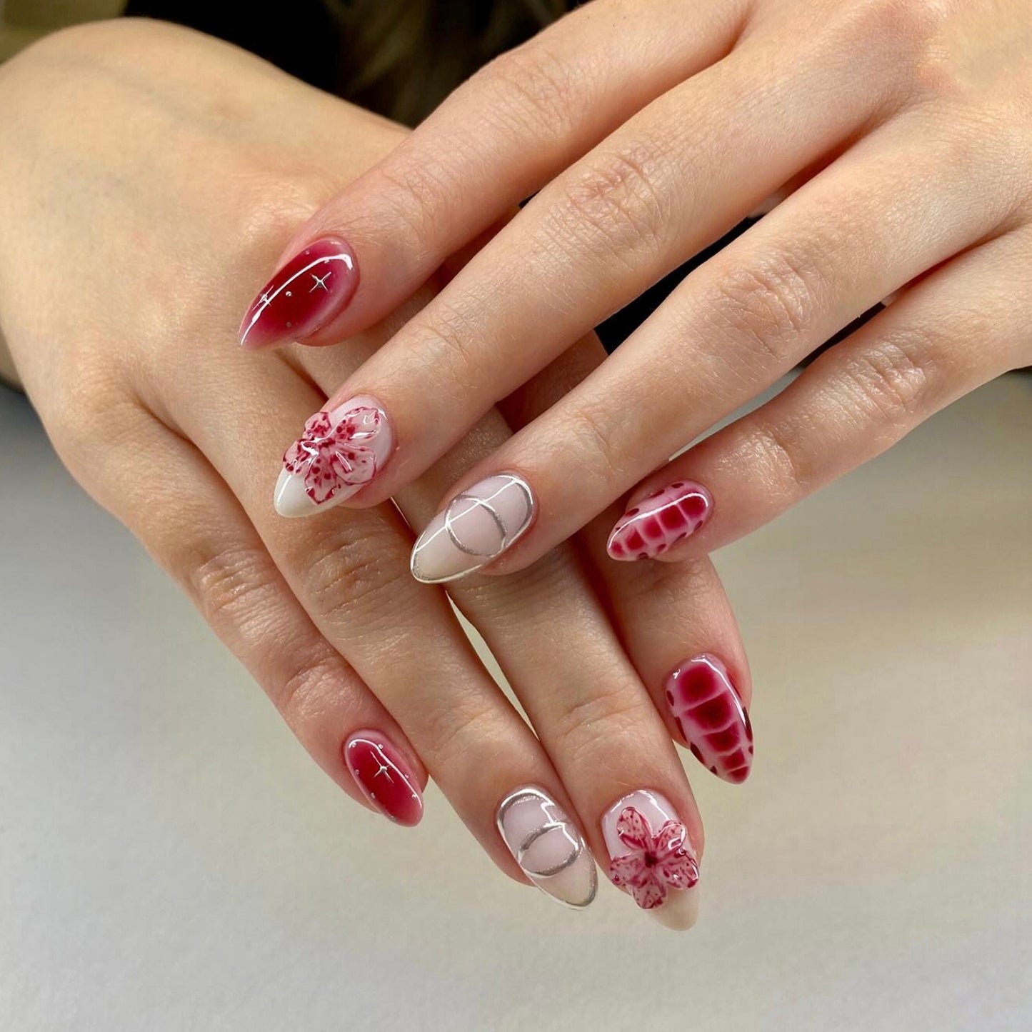 Kunstnagelset mit filigranen Blumen- und geometrischen Designs Brehn