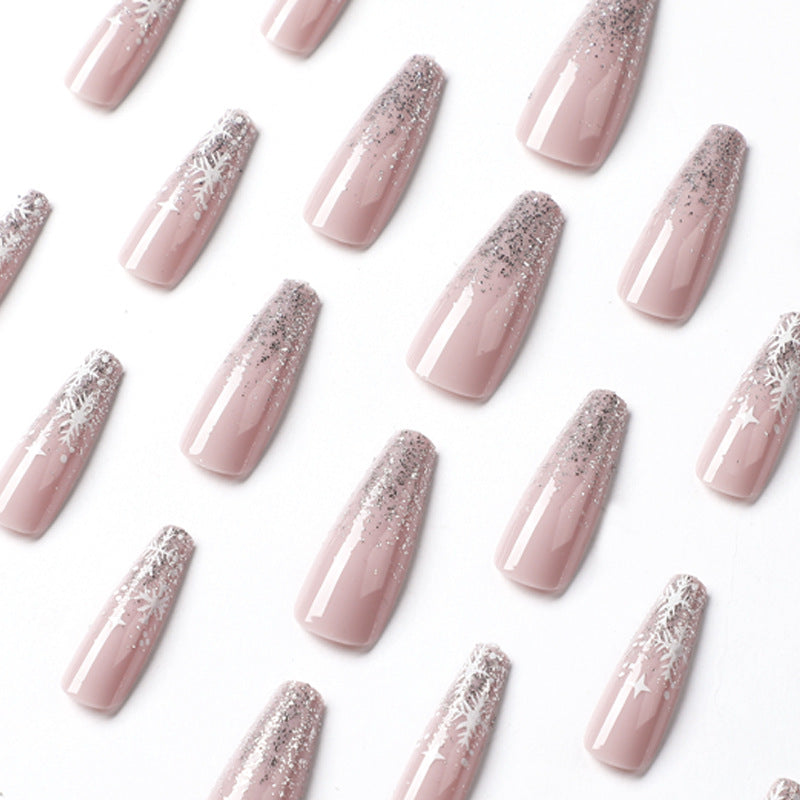 Kunstvolle Nagelkunst im Winterdesign mit Glitzer und Schneeflocken Brehn