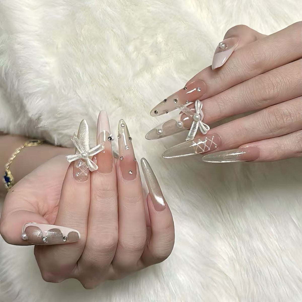 Elegante Stiletto-Nagelverlängerungen mit dekorativen Akzenten
