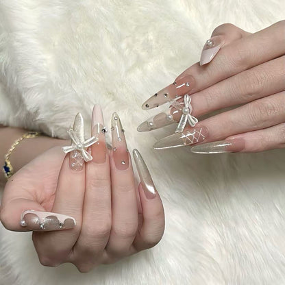Elegante Stiletto-Nagelverlängerungen mit dekorativen Akzenten