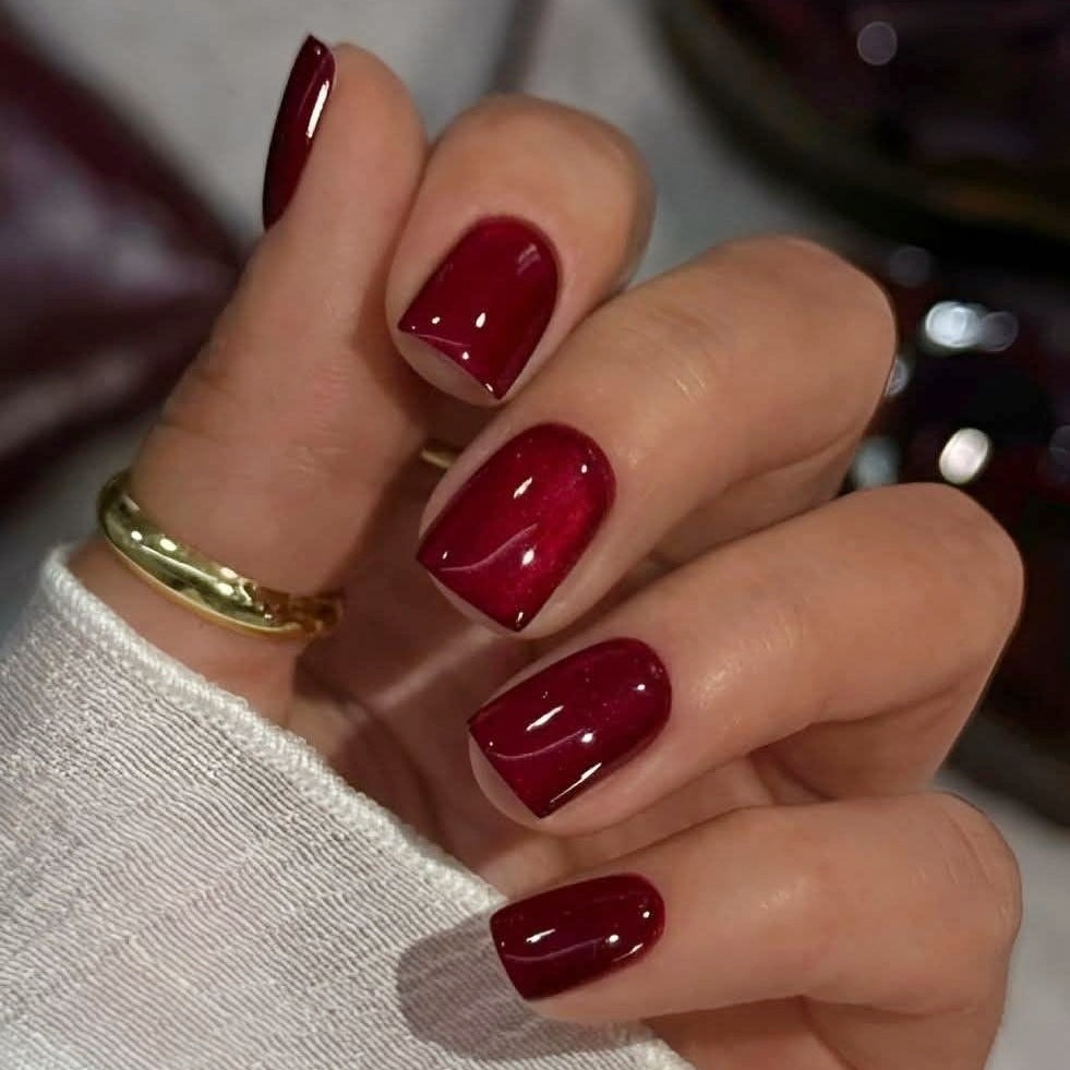Kunstnagelset mit glänzendem Bordeaux-Finish Brehn