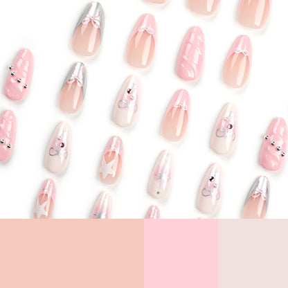 Kunstvolle Nagelkunst mit dekorativen Schleifen und Glitzerakzenten Brehn