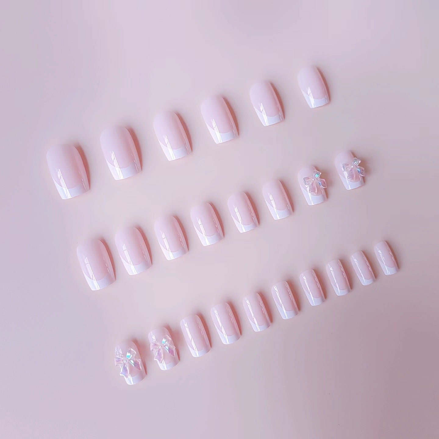 Kunstnagelset mit eleganter französischer Spitze und 3D-Details Brehn