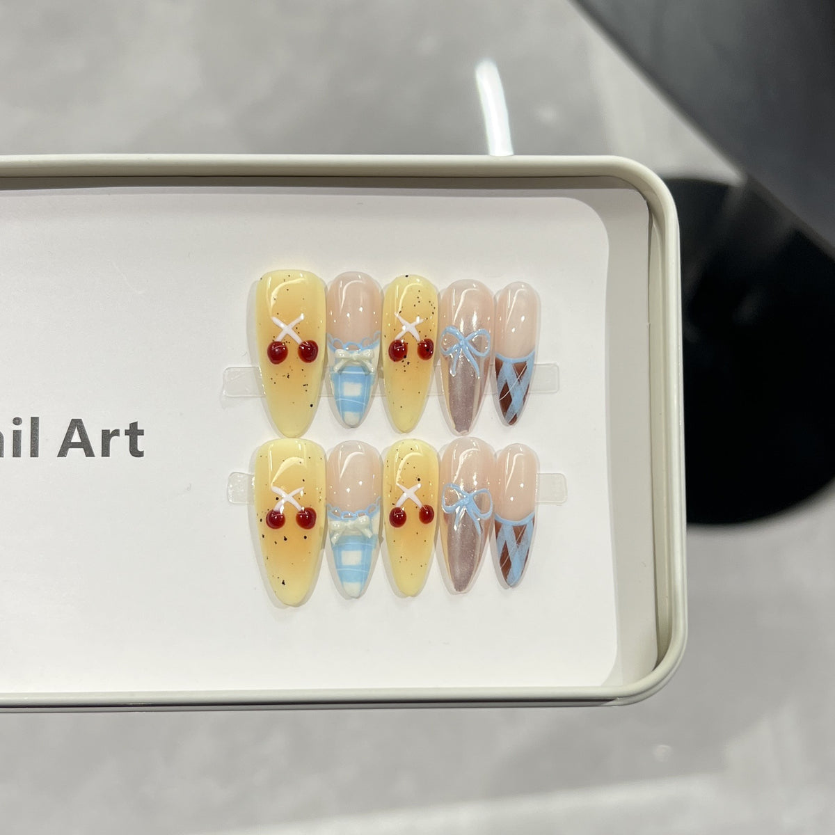 Charmantes Charakter-inspiriertes Press-On Nagelkunst-Set Brehn
