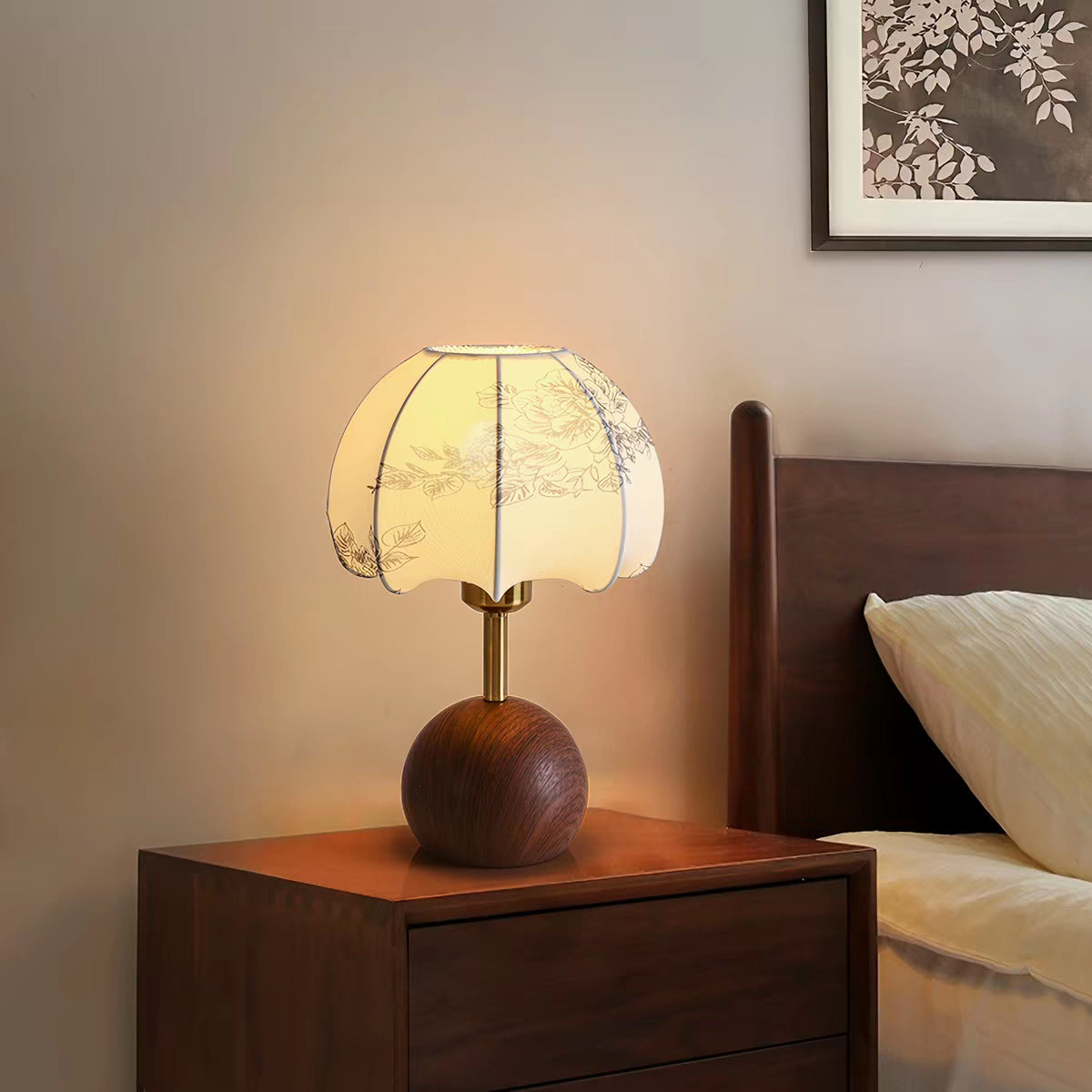 Elegante Tischlampe mit floralem Design