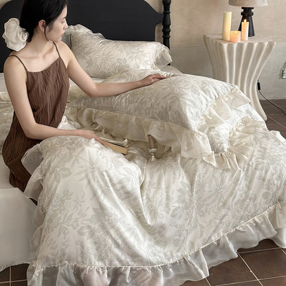 Elegantes Bettwäsche-Set aus feinem Satin-Jacquard mit zartem Blumenrelief und dekorativem Volant