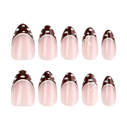 Kunstvolle Nagelkunst mit eleganter Spitzenverzierung Brehn