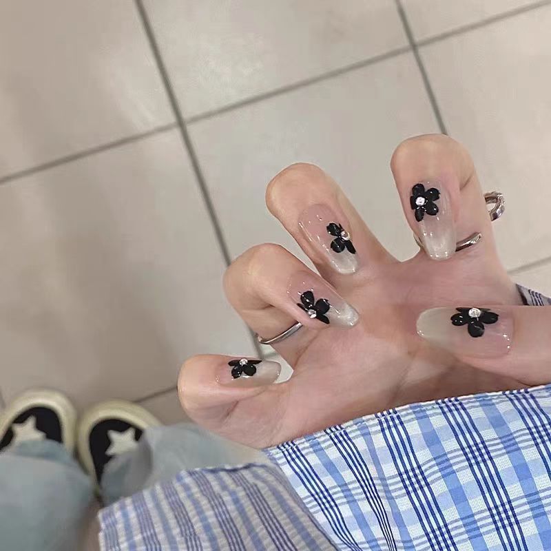 Künstlerisches Press-On-Nagelset mit verspielten Charakterdesigns Brehn